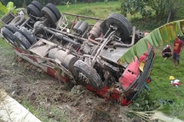 Detik-Detik Truk Pertamina Terguling di Madiun Viral