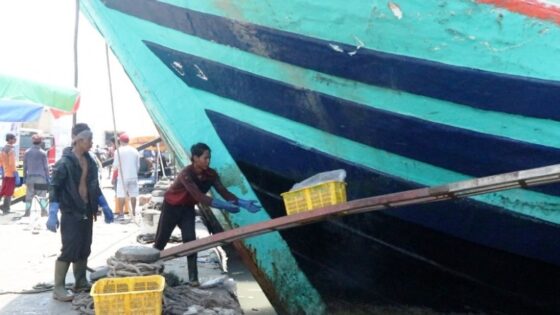 Aktivitas bongkar ikan tangkapan di Pelabuhan Tegal. (Andhika Wahyu)