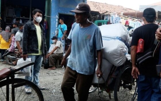 Aktivitas di Pasar Grosir Sandang Tegal Gubug, Cirebon. (Andhika Wahyu)