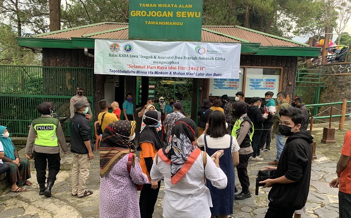 Libur Lebaran, Wisata Grojogan Sewu Karanganyar Diserbu Pengunjung