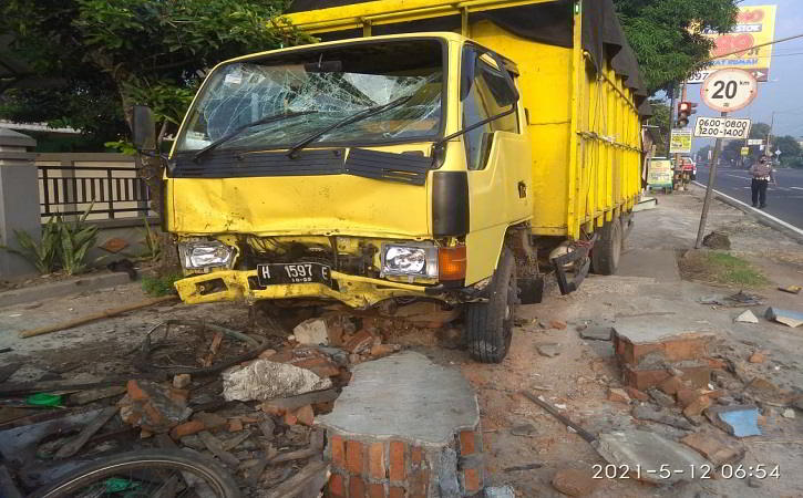 Truk Ngeblong Seruduk Motor & Warung Hik di Jalan Solo-Semarang Boyolali