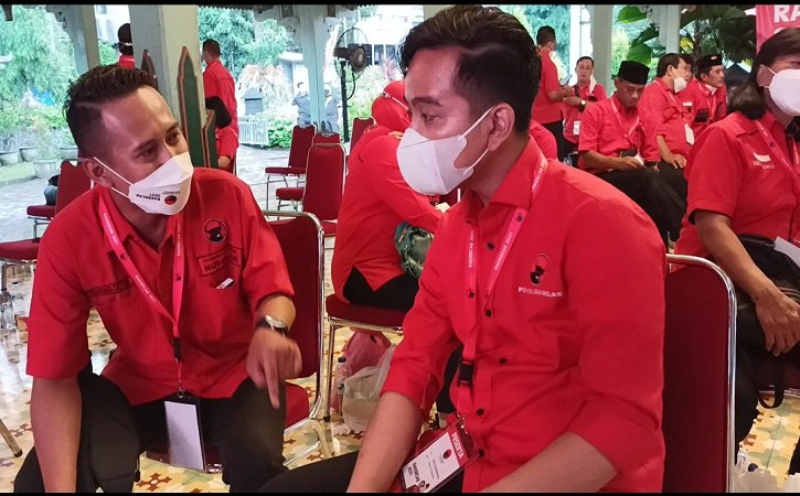 Kader PDIP yang juga Wali Kota Solo, Gibran Rakabuming Raka, berbincang dengan anggota FPDIP DPRD Solo, Trihono Setyo Putro, seusai Rakercab DPC PDIP serentak se Jateng di Rumdin Wawali Solo, Sabtu (29/5/2021) sore. (Solopos.com/Kurniawan)