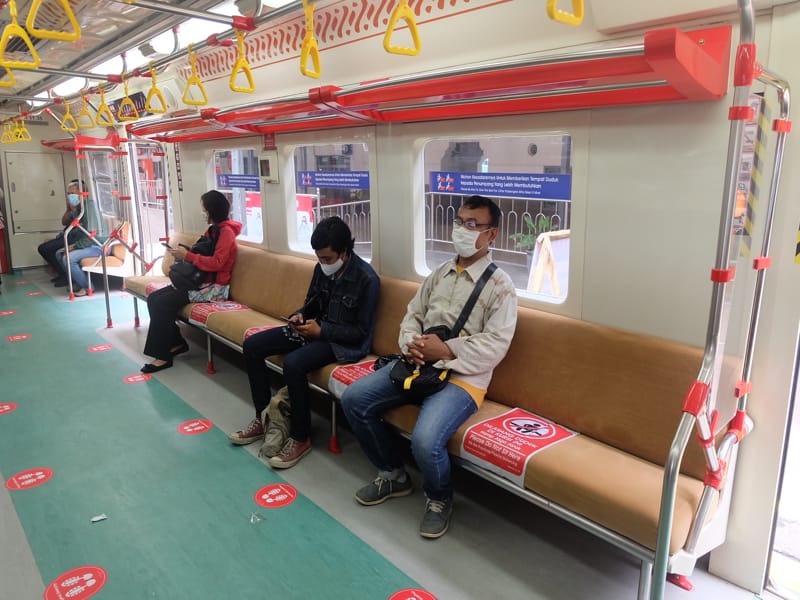 Pengumuman, Penumpang KRL Wajib Pakai Masker Ganda - Vimarsana News