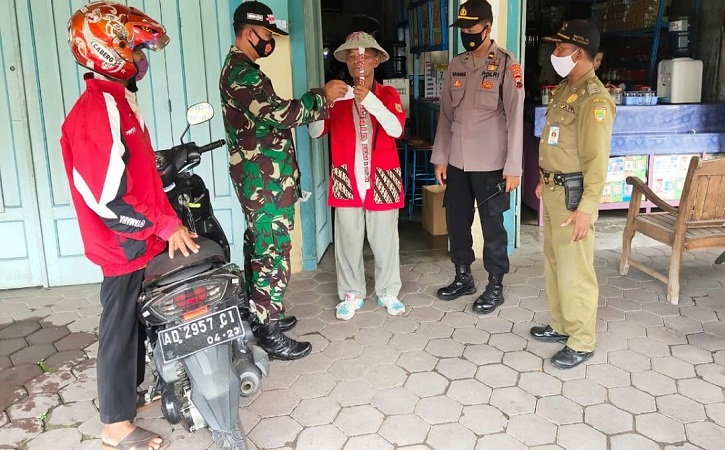 Kisah Anggota Koramil Sukoharjo Tak Berhenti Edukasi 5M ke Warga
