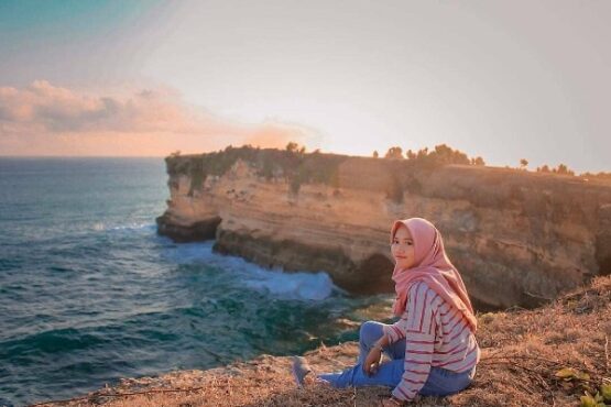 Pantai Karang Bolong