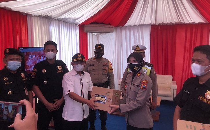 Berkunjung ke Pos Pengamanan Mudik di Solo, Ketua Senkom Bagikan Bingkisan ke Petugas