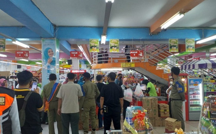 Duh! Pusat Perbelanjaan dan Tempat Makan di Jalan Lawu Karanganyar Masih Timbulkan Kerumunan