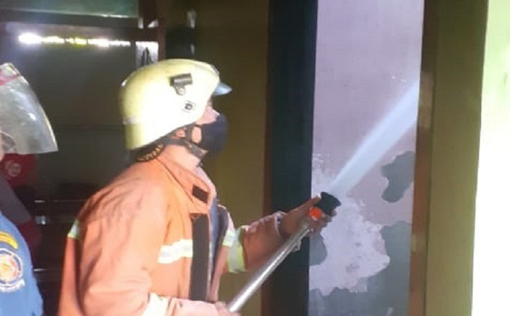 Berawal Muncul Asap dari Plafon, Rumah Warga Kalijambe Sragen Terbakar