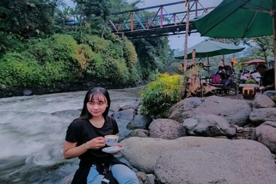 Suasana Pinggir Sungai Comal di Cafe Pikaco