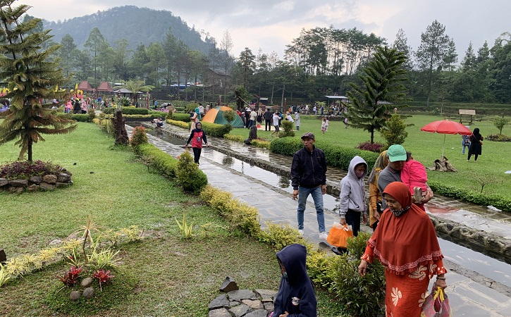 Ribuan Wisatawan Serbu Telaga Madirda dan Air Terjun Jumog Karanganyar