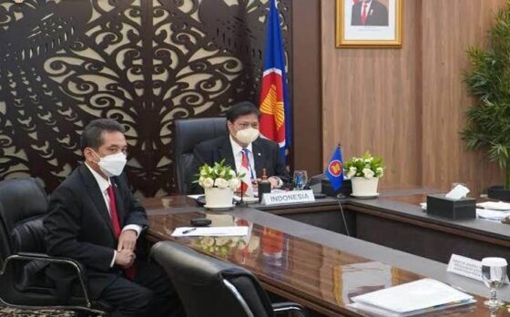 Menteri Koordinator Bidang Perekonomian Airlangga Hartarto (kanan) memaparkan lima strategi kerangka kerja pemulihan ekonomi yang diberi nama ASEAN Comprehensive Recovery Framework (ACRF) dalam rangka mewujudkan terintegrasinya ekonomi ASEAN.(Istimewa)