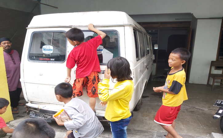 Keranda Kayu dan Cerita Mistis Bekas Mobil Jenazah Milik Warga Sukoharjo