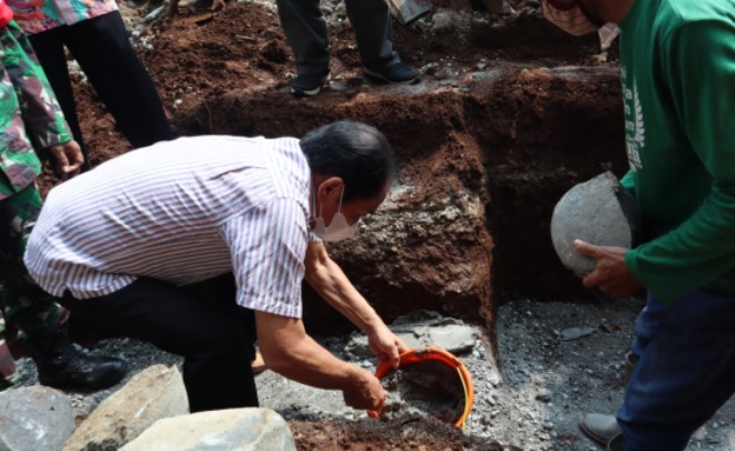 Bupati Banjarnegara, Budhi Sarwono, melakukan peletakan batu pertama pembangunan Masjid Darussalam di Dukuh Gendani, Desa Badamita, Kecamatan Rakit, Rabu (26/5/2021). (Istimewa)