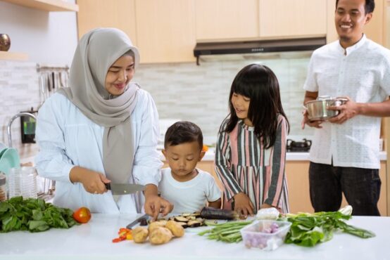 Libatkan anak untuk membuat anak tidak sulit bangun sahur (ilustrasi/Freepik)