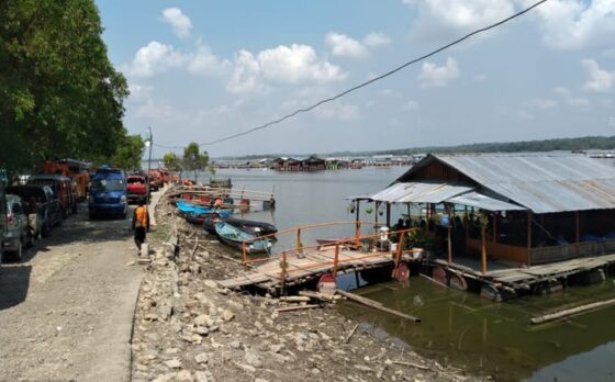 Suasana di sekitar lokasi pencarian korban perahu terbalik di Waduk Kedungombo, Kemusu, Boyolali