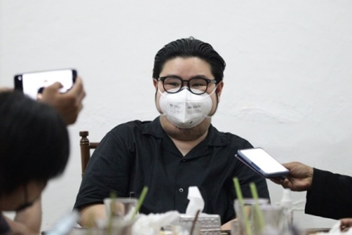 Komisaris Utama PT Persis Solo Saestu, Kevin Nugroho, menjawab pertanyaan wartawan saat sarasehen bersama wartawan olahraga Solo di Kayu Manis Coffee and Steak, Jumat (7/5/2021) petang. (Istimewa/Persis Solo)