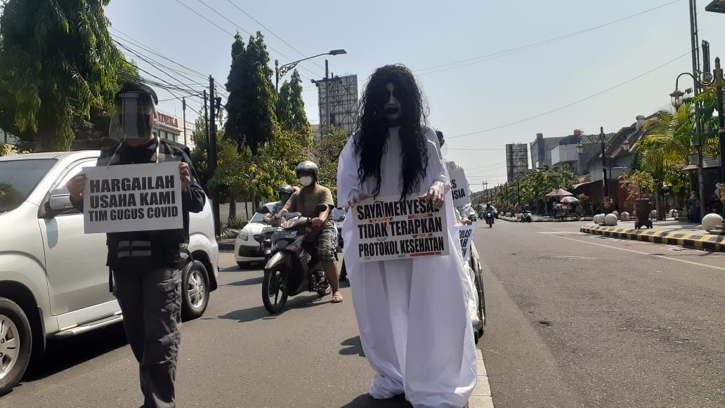 Hiii... Ada Kuntilanak Kejar Pelanggar Prokes di Madiun