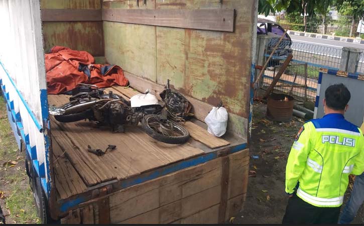 Polisi mengecek truk dan sepeda motor yang terlibat kecelakaan di Jalan Solo-Jogja, di Jetis, Klepu, Ceper, Klaten, Selasa (25/5/2021). (Solopos-Ponco Suseno)