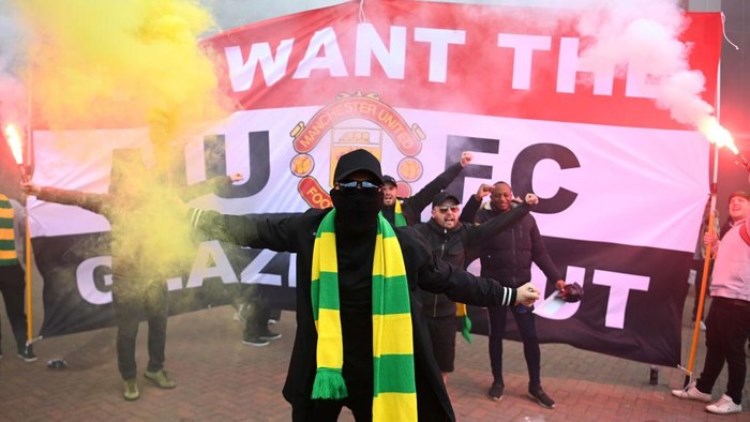 Aparat Represif, Suporter Manchester United Diseret dan Digebuki