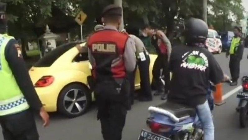 Terobos Penyekatan, Pengendara Mobil Tabrak Polisi di Pospam Prambanan Klaten
