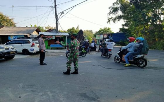Aparat TNI dan Polri menghalau pengguna jalan hendak menuju ke Waduk Kedungombo di simpang tiga Bulakmanyar, Sumberlawang, Sragen