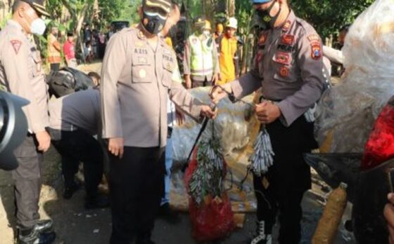 Kapolres Ponorogo AKBP Mochamad Nur Azis menunjukkan petasan dan balon udara yang berhasil disita petugas dari warga, Sabtu (15/5/2021). (Istimewa/Polres Ponorogo)