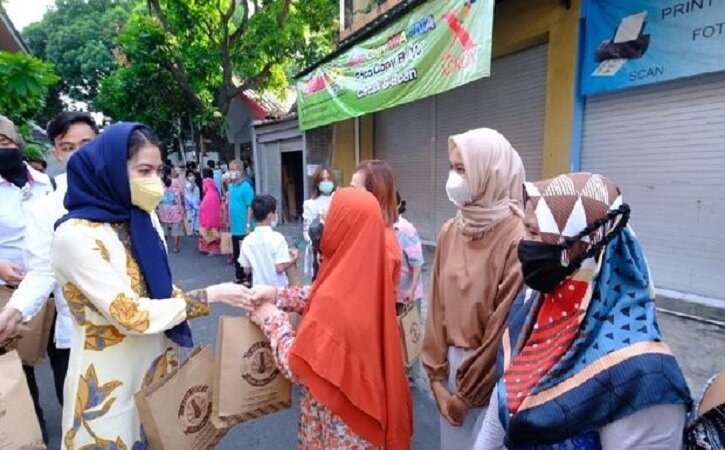Manisnya Selvi Ananda Berkerudung Biru Saat Salat Id di Balai Kota Solo