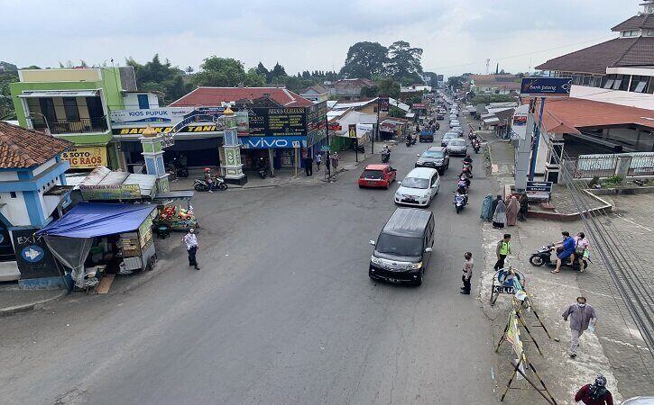 Libur Lebaran, Lalu Lintas Karangpandan-Tawangmangu Ramai & Sempat Macet