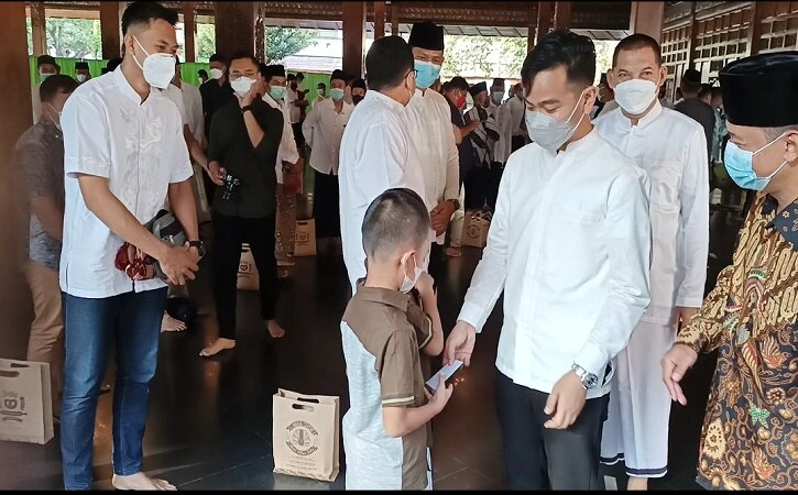 Gibran Bagi-Bagi Fitrah di Balai Kota Solo, Isinya Berapa Ya?
