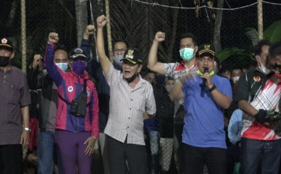 Bupati Banjarnegara Budhi Sarwono bersama sejumlah tamu saat mengahdiri turnamen voli antardesa Ramadhan Cup (istimewa).