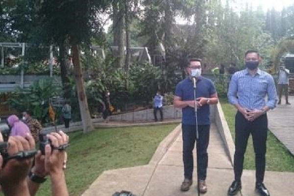 Gubernur Jawa Barat Ridwan Kamil (kiri) bersama Ketua Umum Partai Demokrat Agus Harimurti Yudhoyono (AHY) memberikan keterangan di Nara Park, Bandung, Jawa Barat, Jumat (4/6/2021). (Bisnis-Dea Andriyawan)
