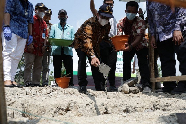 Peletakan batu pertama tanda dimulainya pembangunan kandang closed house broiler kerjasama UNS Solo dan PT Charoen Pokphand Indonesia, di Desa Jatikuwung, Kecamatan Gondangrejo, Kabupaten Karanganyar. (Solopos.com-Humas UNS)