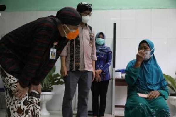 Begini Bidan di Banyumas Ajak Vaksinasi Warga Lansia