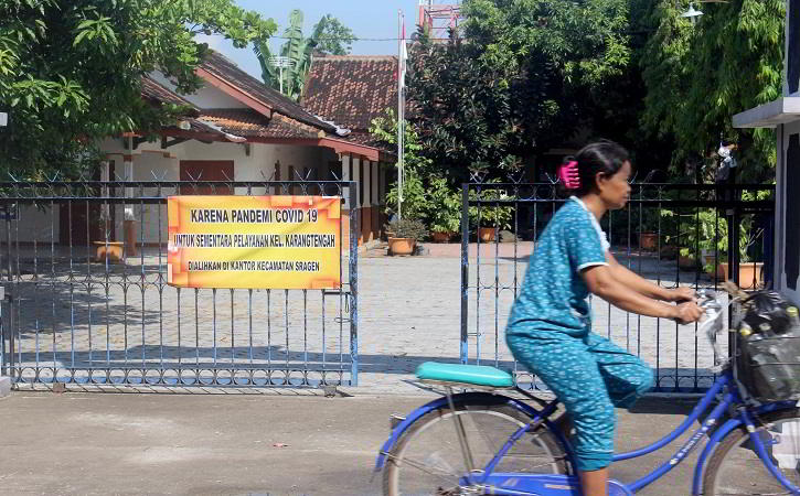 Spanduk pengumuman bahwa pelayanan di Kantor Kelurahan Karangtengah dialikan ke Kantor Kecamatan Sragen Kota terpasang di pagar pintu gerbang kompleks Kelurahan Karangtengah, Sragen Kota, Sragen, Selasa (15/6/2021). (Solopos/Tri Rahayu)