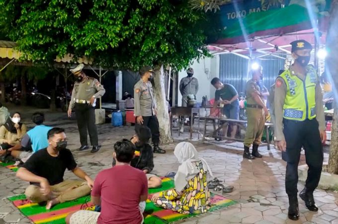 3 Hari Pemberlakuan Jam Malam, Masih Banyak Warung Hik Sragen Yang Bandel