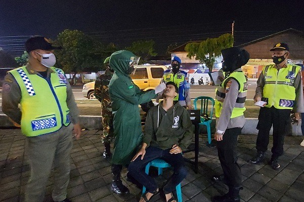 26 Orang di Alun-Alun Karanganyar Terjaring Tes Swab Antigen Acak