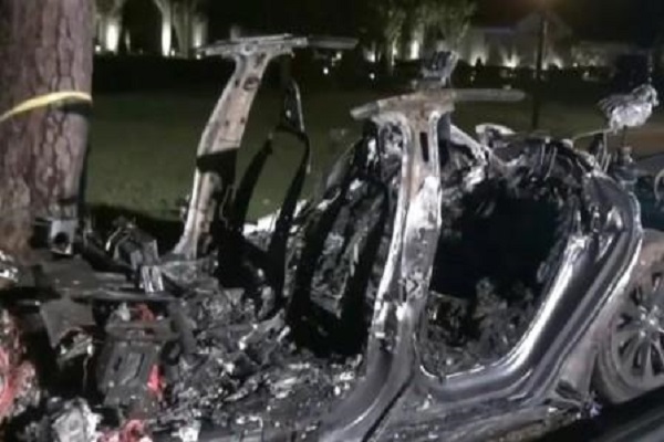 Bangkai mobil sisa kecelakaan mobil listrik Tesla Model S di Texas. (Bisnis-KPRC2 Houston)