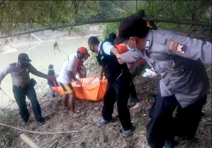 Medan Curam, Polisi Kerja Keras Evakuasi Mayat di Sungai Lusi