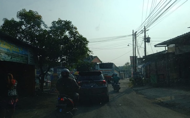 Jalan Solo Purwodadi Dicor Bikin Macet, Bus Masuk Kampung Cari Jalur Alternatif