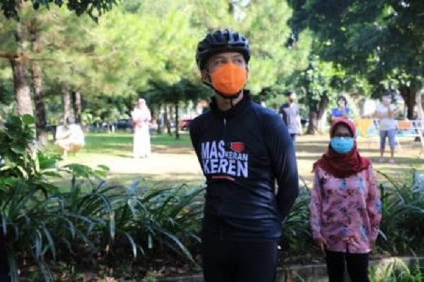 Gubernur Jateng, Ganjar Pranowo, didampingi Kepala Dinkes Kota Salatiga, Siti Zuraidah, meninjau tempat isolasi pasien Covid-19 di Wisma Widya Graha LP3S Sinode, Kota Salatiga, Minggu (20/6/2021). (Semarangpos.com – Humas Pemprov Jateng)