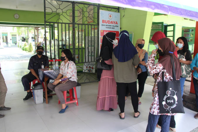 Protes Sistem Zonasi PPDB, Emak-Emak Klaten Tengah Geruduk SMAN 1 Klaten
