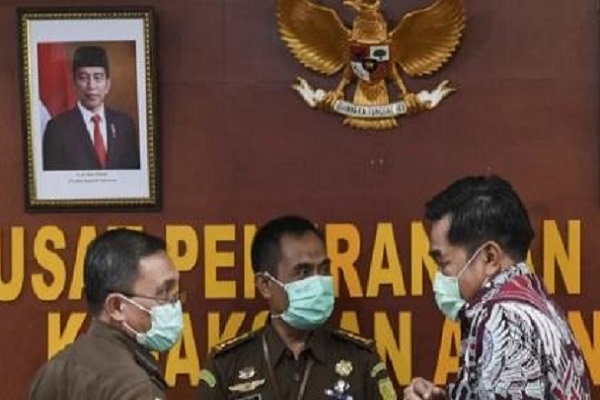 Kapuspenkum Kejaksaan Agung Leonard Eben Ezer Simanjuntak (kiri) bersama Dir Tipikor Bareskrim Polri, Brigjen Pol Djoko Poerwanto (kanan) berbincang saat memberikan keterangan pers usai menggelar gelar perkara penanganan kasus dugaan korupsi pada PT Asabri (Persero) di Kejaksaan Agung, Jakarta, Rabu (30/12/2020). (Antara)