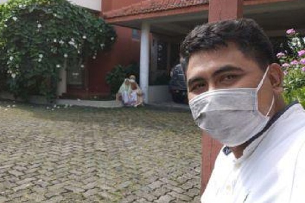 Wagub Jateng, Taj Yasin atau Gus Yasin, melakukan swafoto saat menjalani isolasi mandiri di Posko Santri Gayeng, Jalan Sumbing No. 1, Kota Semarang, Jumat (25/6/2021). (Semarangpos.com-Istimewa)