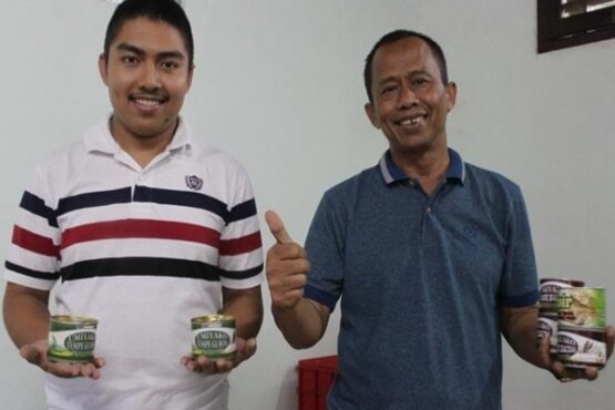 Dirjaya (Kanan) bersama anaknya Kusuma Winata Jati (Kiri) penggiat Tempe Kaleng Umiyako