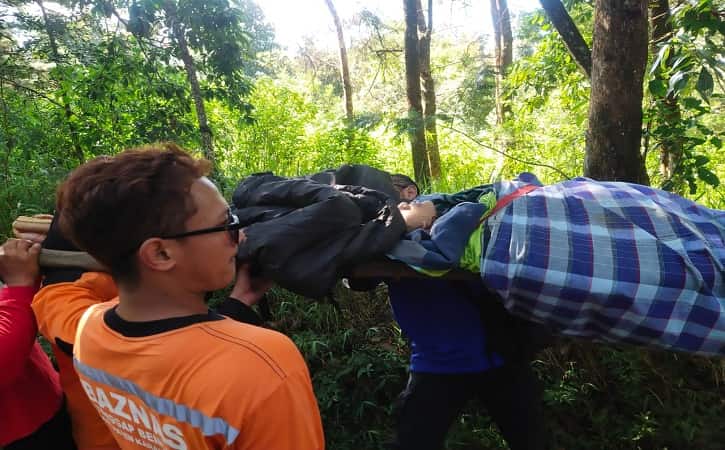 Kelelahan Mendaki, Gadis 17 Tahun Asal Solo Digendong Turun Gunung Lawu
