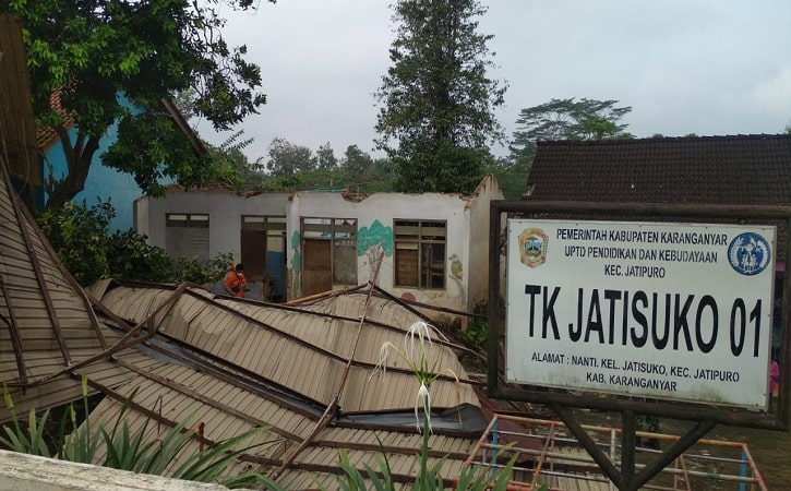 Bangunan atap gudang di kompleks SDN 01 Jatisuko terbawa angin kencang saat hujan deras disertai angin kencang mengguyur wilayah Kecamatan Jatipuro pada Minggu (27/6/2021). (Istimewa)