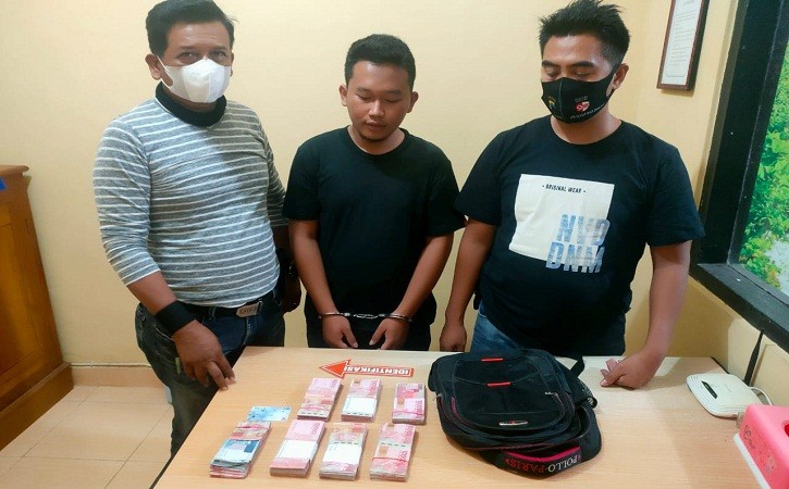 Tersangka pencurian uang MTA Sukodono, Sragen, Firmansyah Arsyi Gagah Prakoso (tengah) diamankan polisi. (Istimewa/Polsek Sukodono)