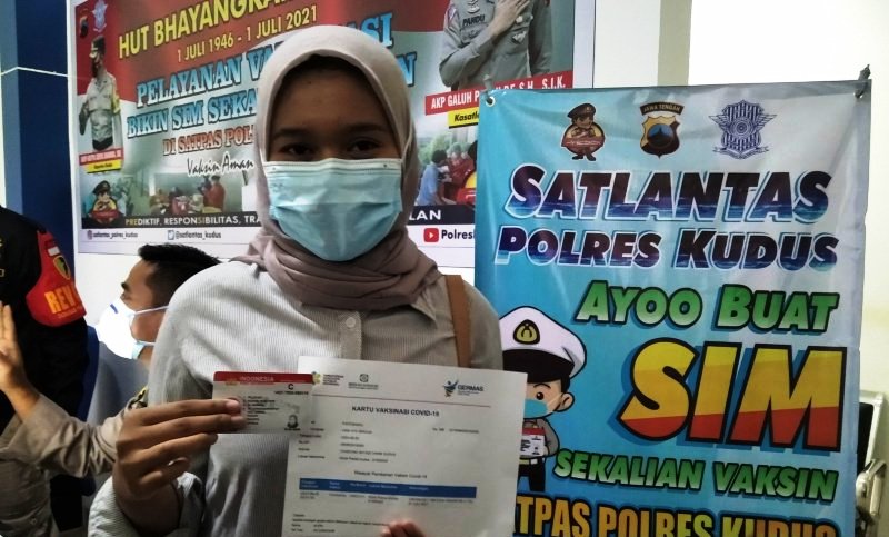 Pemohon SIM di Kudus Langsung Dapat Vaksin Covid-19 - Vimarsana News