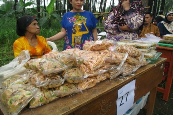 Produk jajanan khas Desa Sentul diperjualkan