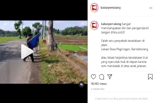 Sekelompok anak jalanan yang menyeruduk kendaraan yang melaju di jalan (Instagram/@kabarpemalang)